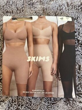 SKIMS Seamless Sculpt Mid Waist Solution Short - Clay & Black